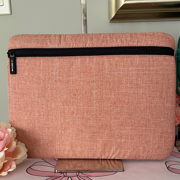 New Incase Carry Zip Pink Laptop Sleeve with Woolenex - Picture 1 of 6
